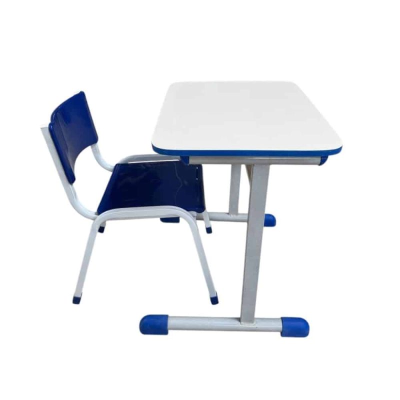 Conjunto escolar infantil com mesa e cadeira resistentes. Ideal para salas de aula com foco em conforto e segurança.