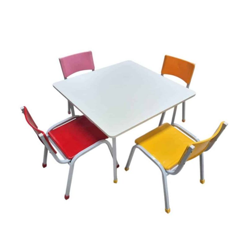 Conjunto Mesa com 4 cadeiras em Resina CL020