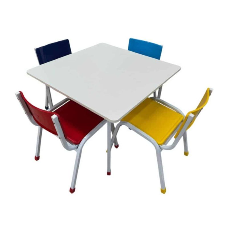 Conjunto Mesa com 4 cadeiras em Resina CL028