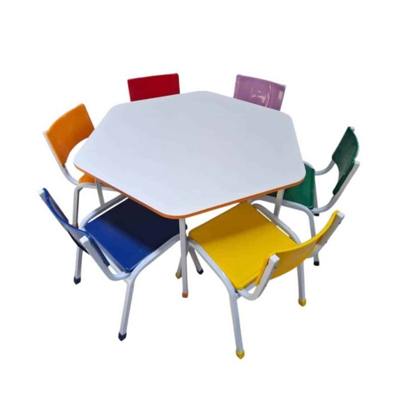 Conjunto escolar inovador com mesa hexagonal e 6 cadeiras em resina da Ciência Livre. Design que promove interação e atividades em grupo.