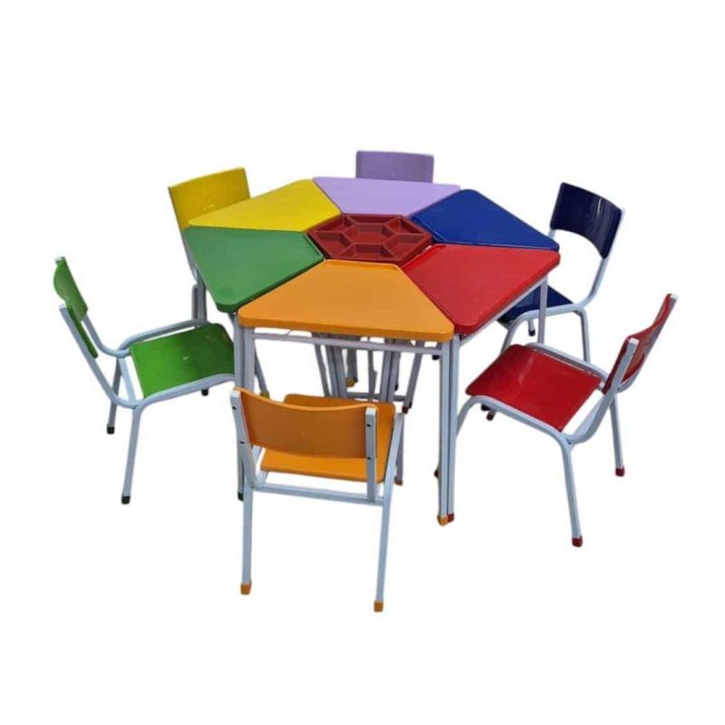 Conjunto modular com 6 mesas trapézio e 6 cadeiras em resina. Permite diversas configurações para aulas dinâmicas. Resistente e seguro.